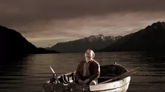 Escena de la película ‘Mi Mascota es un Monstruo’ (The Water Horse: Legend Of The Deep) con Alex Etel como Angus MacMorrow por Azteca 7.