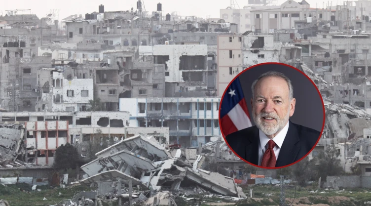 En el fondo hay edificios destruidos en Gaza tras bombardeos y al frente del lado derecho dentro de un círculo con contorno rojo, está la imagen del embajador de Estados Unidos en Israel, Mike Huckabee.