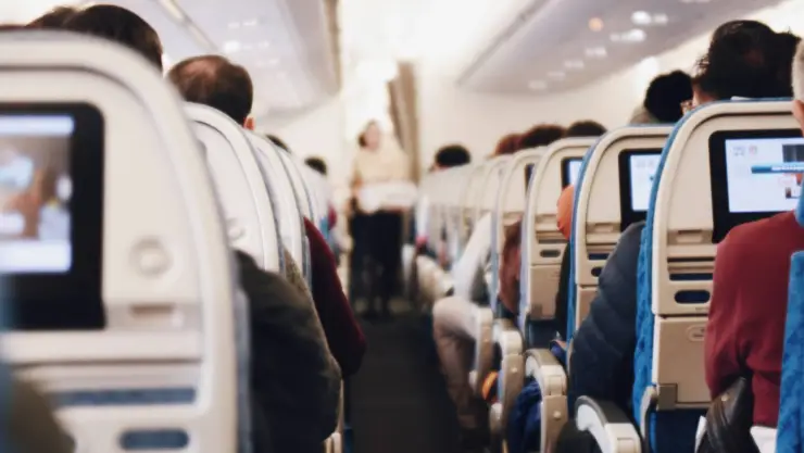 ¡Era su primera vez! Mujer abre la puerta de emergencia de un avión pensando que era el baño; esto pasó