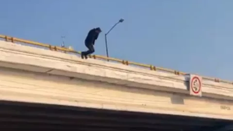 Joven se lanza desde puente