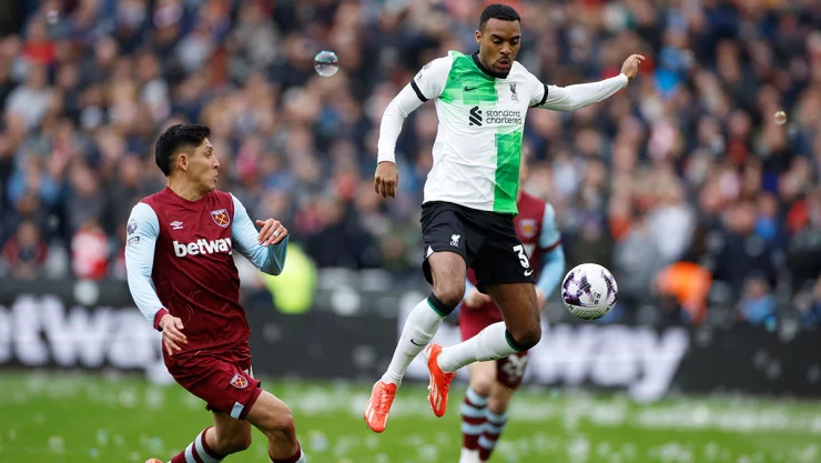 Edson Álvarez ante el Liverpool