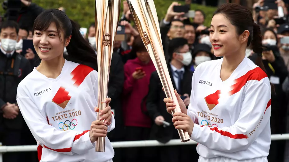 La actriz Satomi Ishihara (a la derecha) posa con la antorcha olímpica durante un ensayo del relevo llama de los Juegos Olímpicos de Tokio 2020