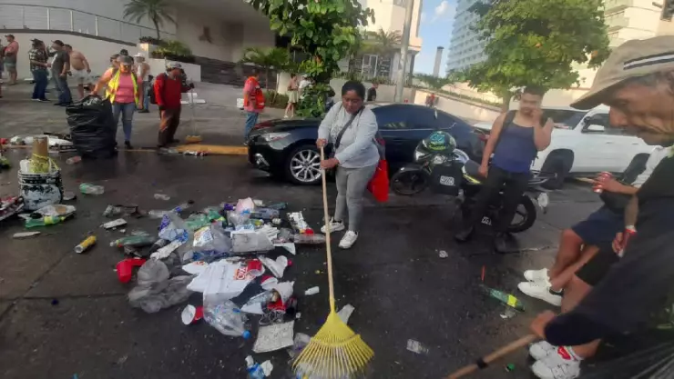 Basura en av. Costera, Acapulco.jpg