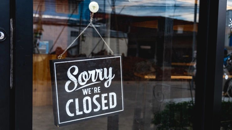 Cartel de ‘cerrado’ en puerta de tienda