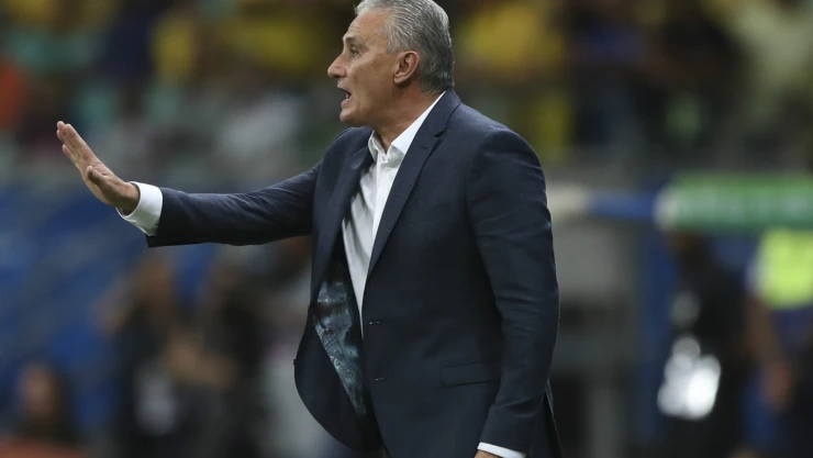 El técnico de Brasil Tite da instrucciones a sus jugadores durante el partido de la Copa América contra Venezuela en la Arena Fonte Nova, en Salvador, Brasil, el martes 18 de junio de 2019. Imagen: AP