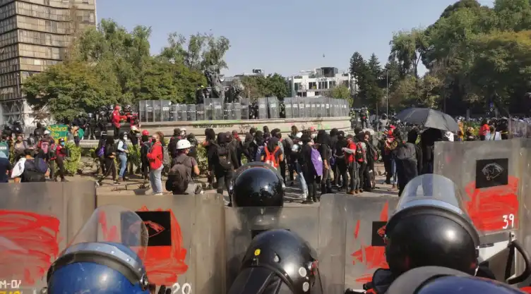 encapsulan manifestantes.jpg