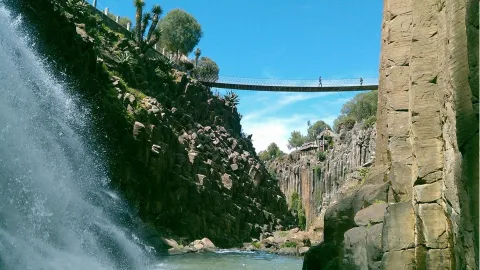 El Pueblo Mágico de Huasca de Ocampo sorprende con sus haciendas, calles empedradas y los imponentes Prismas Basálticos.
