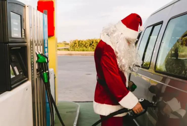 santa clauus gass.jpg