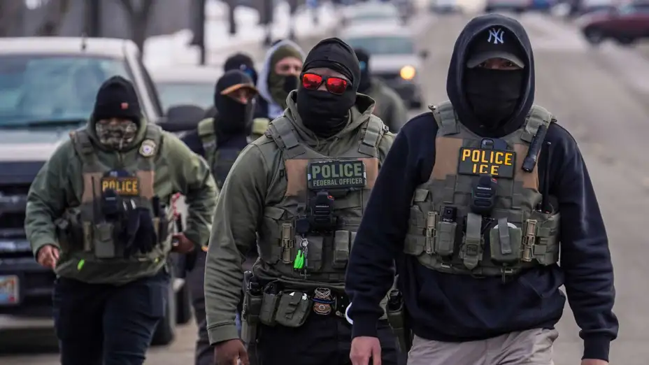 Agentes del ICE en un operativo migratorio en Minneapolis.