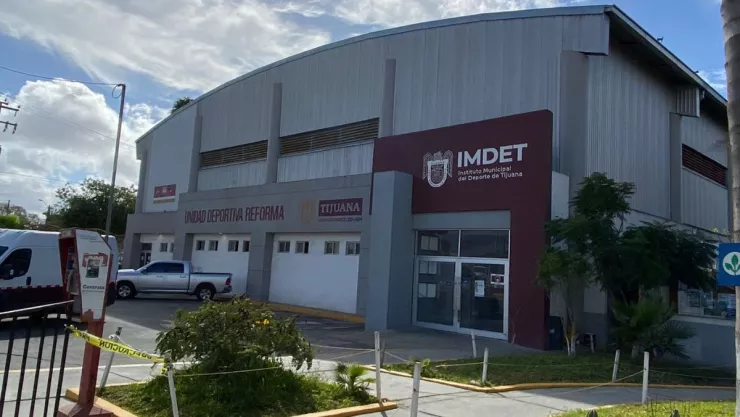 Abren albergue para migrantes venezolanos en Unidad Deportiva en Tijuana