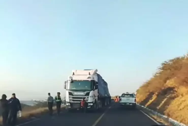 VIDEO: Fuerte accidente deja caos en la desviación Rijo–Tepeojuma en Puebla hoy genera