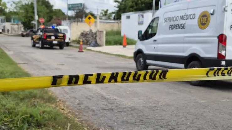 Hombre sin vida es hallado en la banqueta al oriente de Mérida
