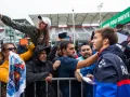 Pierre Gasly firmando autógrafos