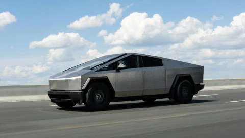 Cybertruck en carretera de día