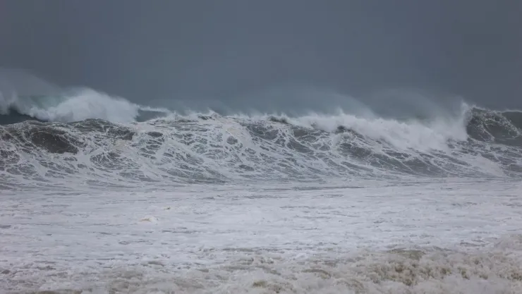 VIDEO ¡Monstruosas! Captan enormes olas tras paso del huracán Beryl en el Caribe.