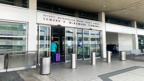 Entrada al Aeropuerto Internacional de Detroit en Michigan