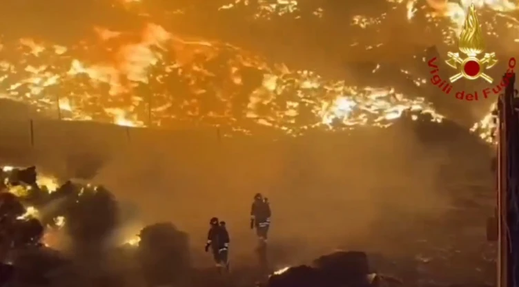 Incendio masivo en planta de reciclaje plástico cerca de Palermo sorprende en Italia (VIDEO)