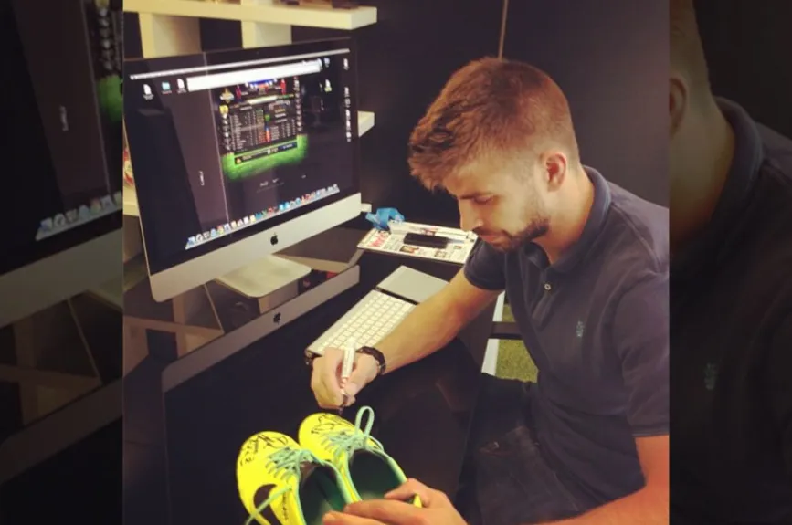 Pique firmando botines.jpg