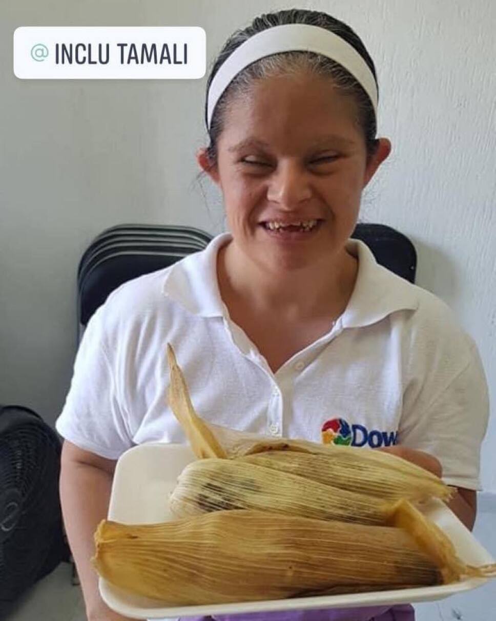 Jóvenes con Síndrome de Down realizan tamales para la Candelaria
