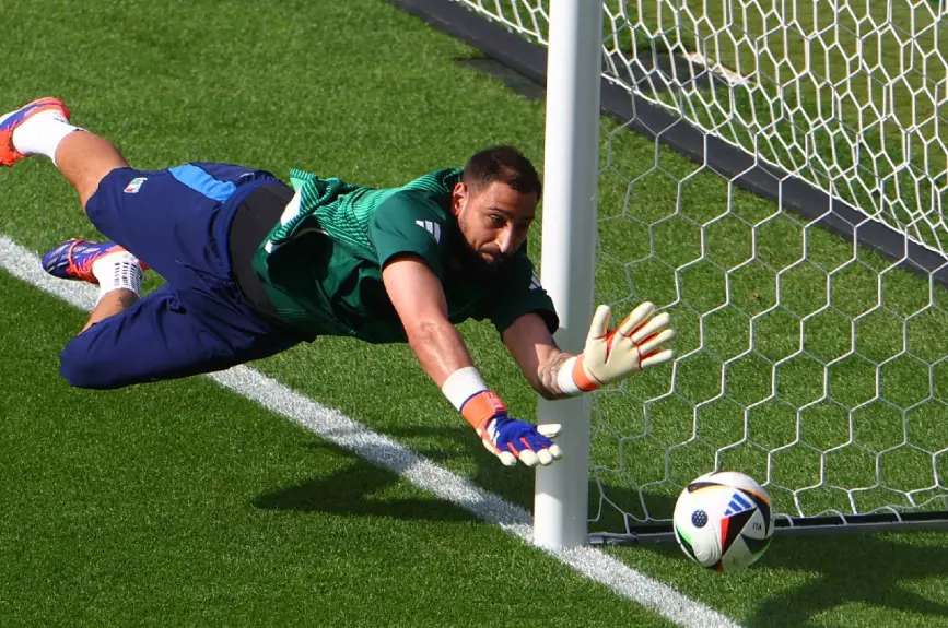 Gianluigi Donnarumma en su calentamiento previo a su partido en contra de Suiza.jpg