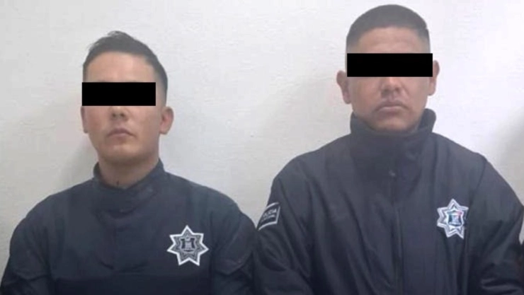 Dos policías de Chalco fueron detenidos por secuestro de un hombre y exigir 15 mil pesos de rescate.