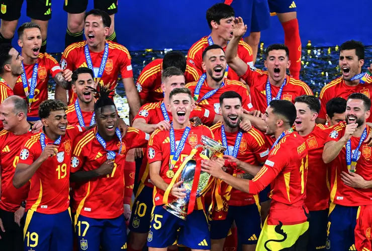 España alza la copa