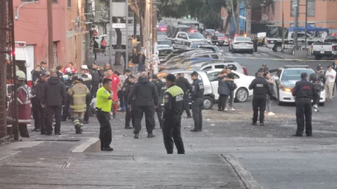 Un camión de carga y otro de pasajeros chocaron en Circuito Interior, Ciudad de México, al lugar llegaron los servicios de emergencia.