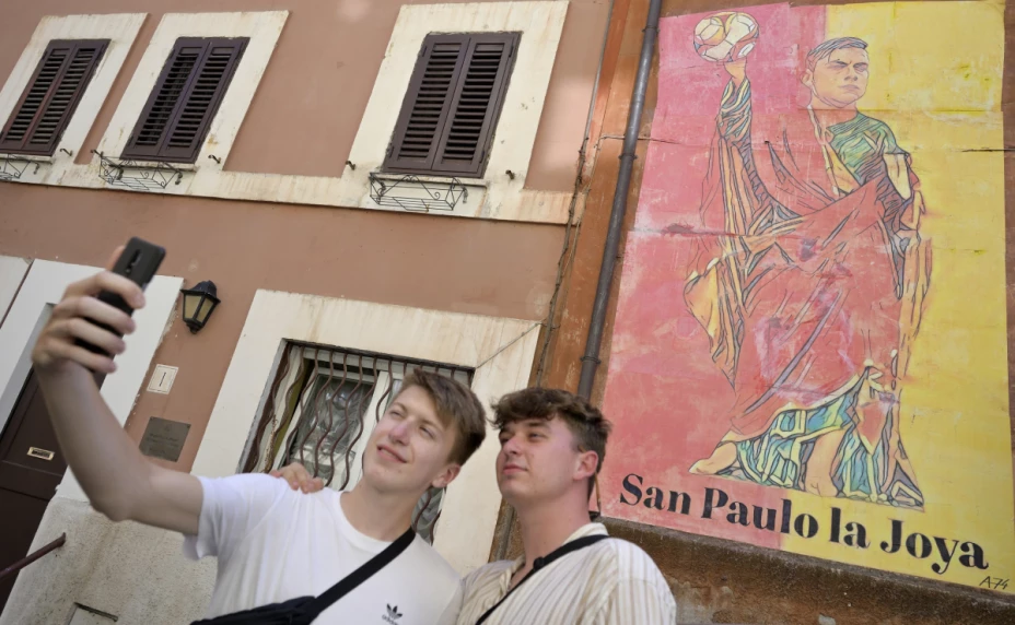 Mural de Paulo Dybala en las calles de la ciudad de Roma