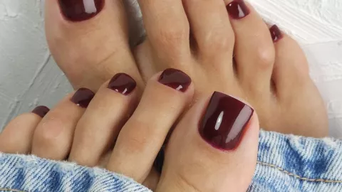Pedicura con uñas borgoña