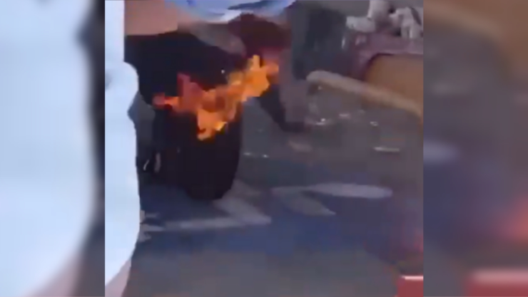 IMÁGENES SENSIBLES Empleada sale envuelta en llamas tras ataque incendiario a una tienda de autoservicio.