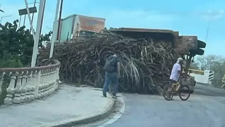 FOTO_ Fuerte accidente en Campeche deja un tráiler con graves daños este 29 de enero de 2025