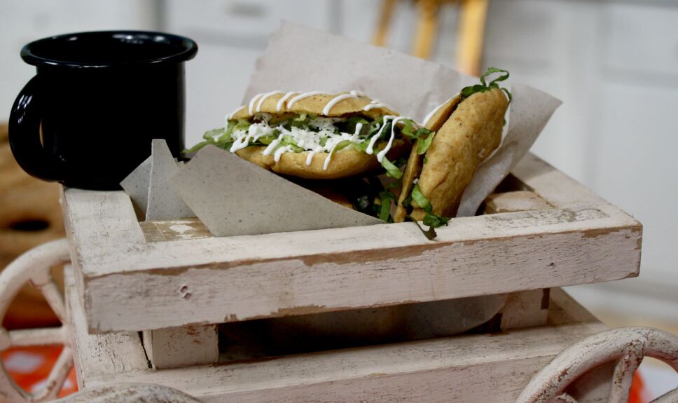 Gorditas rellenas de machaca