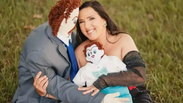 Mujer casa con un muñeco de trapo castra a su esposo
