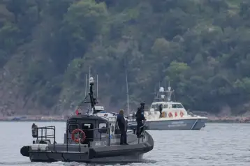 Guardia Costera griega busca sobrevivientes de un naufragio.