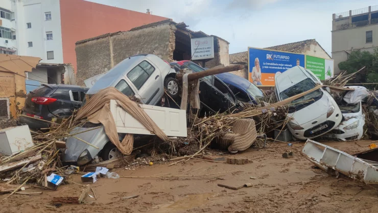 Hombre colombiano sobrevive a DANA en Valencia España agarrado de un árbol por más de 5 horas 
