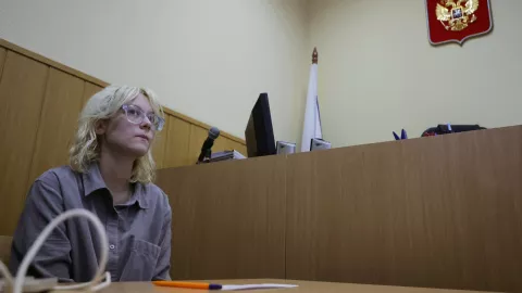 Diana Loginova, una música callejera de 18 años que actúa bajo el nombre de Naoko , que fue detenida después de cantar públicamente una canción prohibida por el gobierno frente a una multitud de fanáticos, asiste a una audiencia judicial en San Petersburgo, Rusia, el 16 de octubre de 2025.