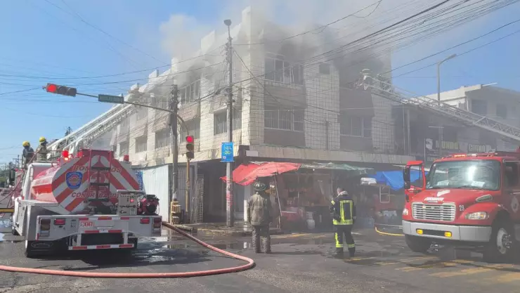 Se incendian bodegas en Veracruz.