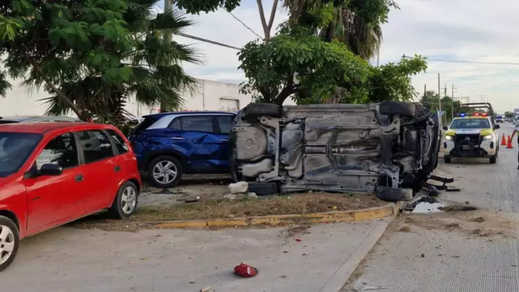ÚLTIMA HORA_ Fuerte accidente entre 4 coches genera tráfico en Blvd. Colosio de Cancún.jpg