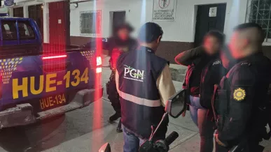  Niña asesina a puñaladas a su maestro 