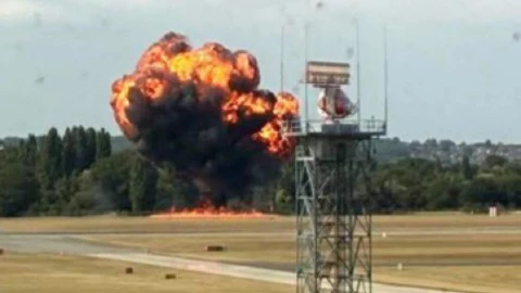 Avión choca y explota en el aeropuerto de Southend, Londres, Reino Unido.png