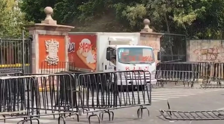 Disturbios en Casa Michoacán: Comuneros de Arantepacua derriban portón