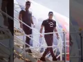 Ricky Martin y su pareja bajando del avión.jpg