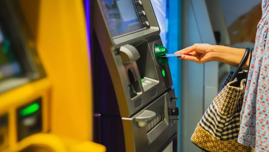 Alertan por nueva estafa bancaria en cajeros automáticos; así evitas caer en ella