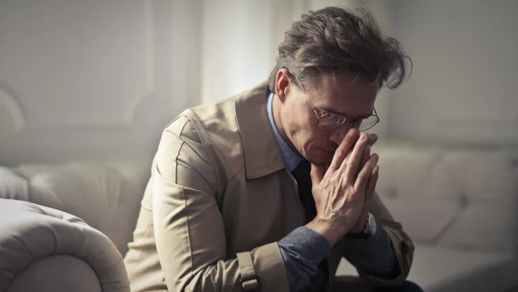 Los colores que visten las personas tristes, según la psicología