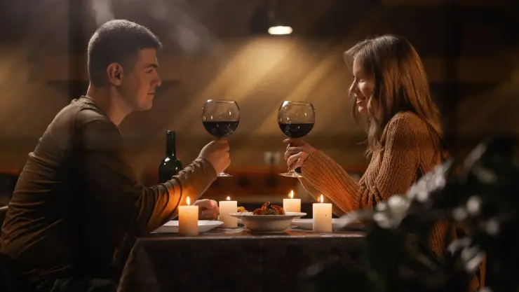 una pareja disfruta de una cita romántica