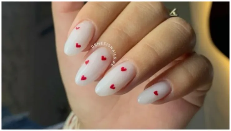 uñas blancas con corazones