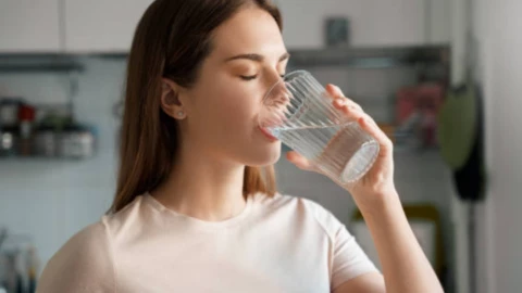 Por qué beber agua con sal en las mañanas te ayudaría a lucir más bella