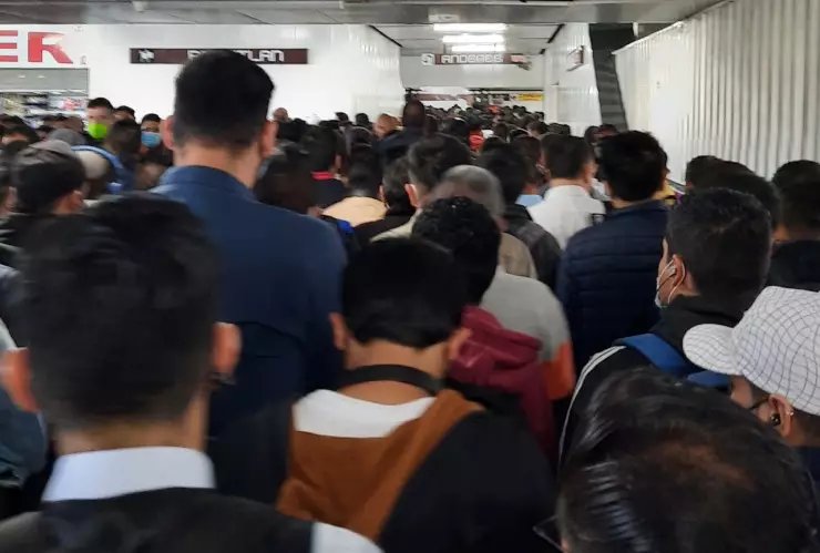 aglomeración en instalaciones del Metro CDMX.jpg