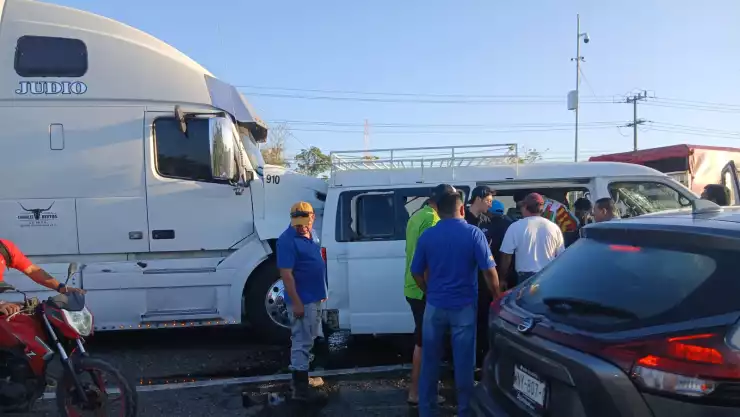 Reportan fuerte choque múltiple provocado por tráiler en la vía Cárdenas-Villahermosa.