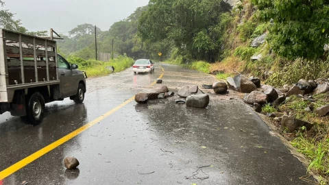Huracán Otis ocasiona deslaves en carreteras de Guerrero